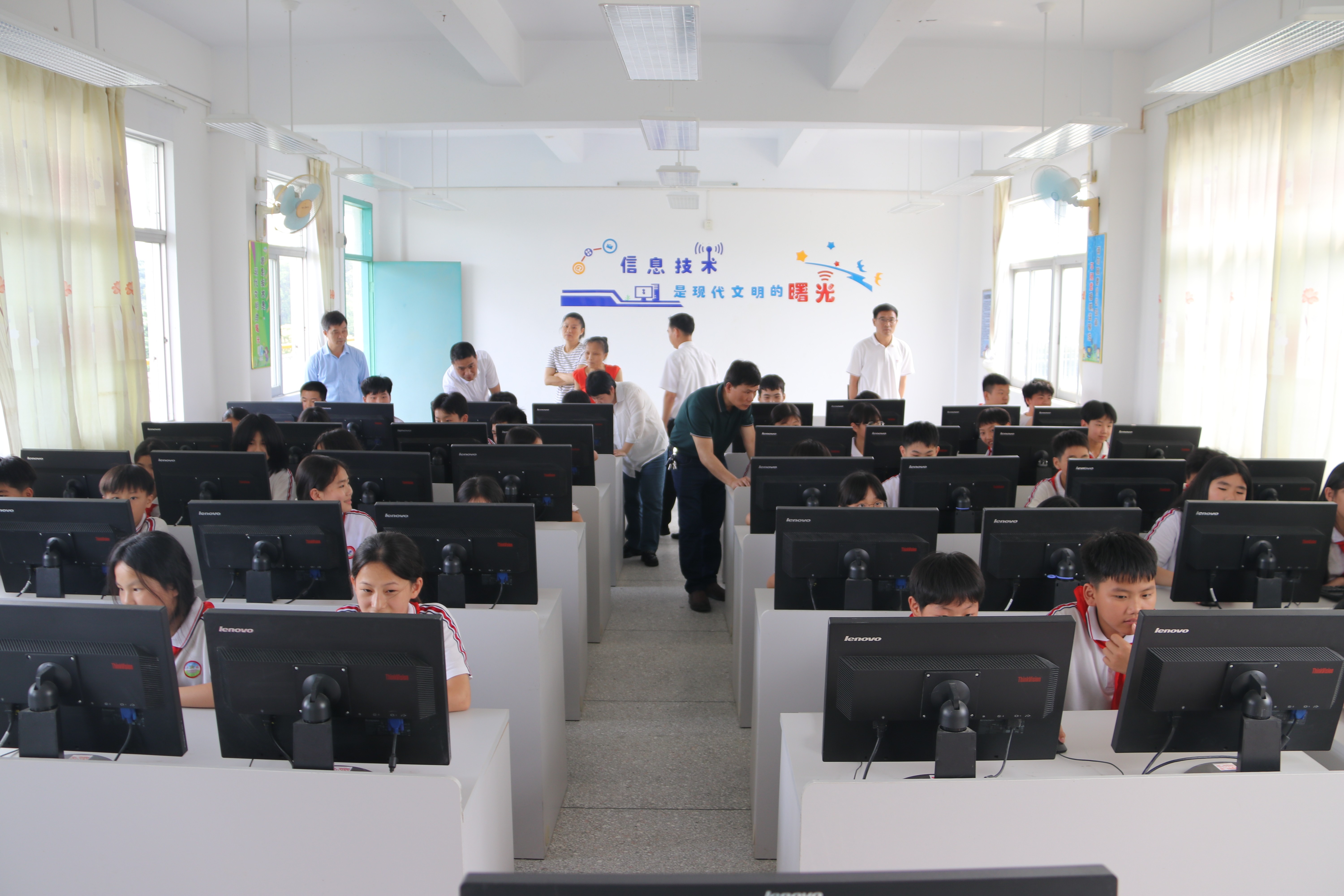 第二百零一至二百零四期“綠色愛(ài)心電腦教室”標(biāo)準(zhǔn)電腦82套（廣東順德農(nóng)村商業(yè)銀行股份有限公司）