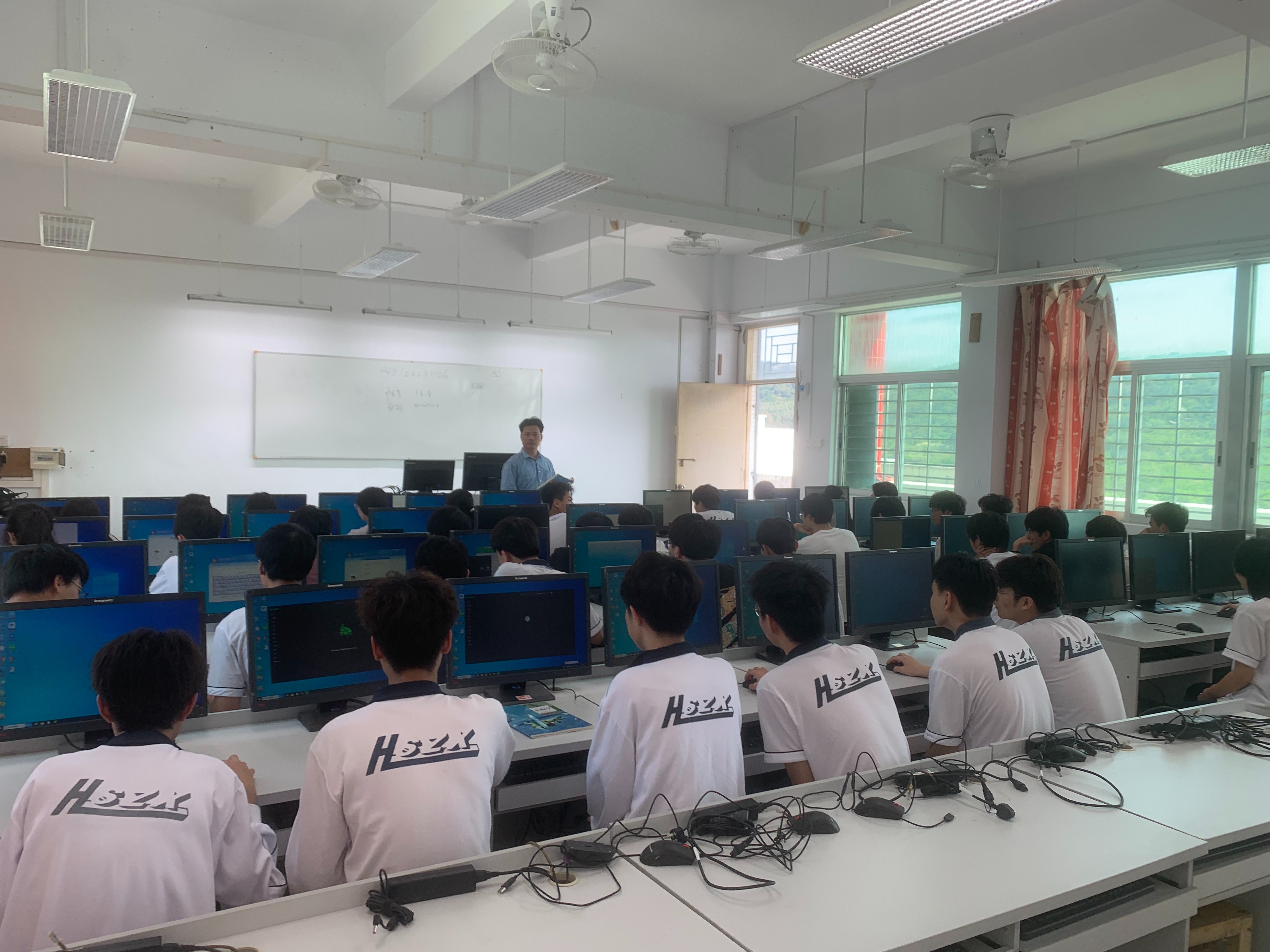 第二百零五至二百零六期“綠色愛(ài)心電腦教室”標(biāo)準(zhǔn)電腦41套（ 廣州市歐派公益基金會(huì)）